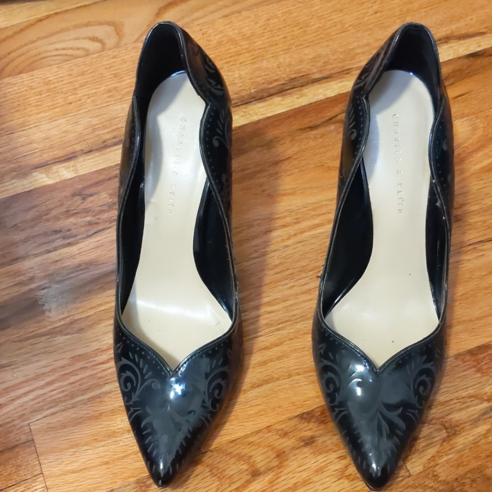 Black pumps